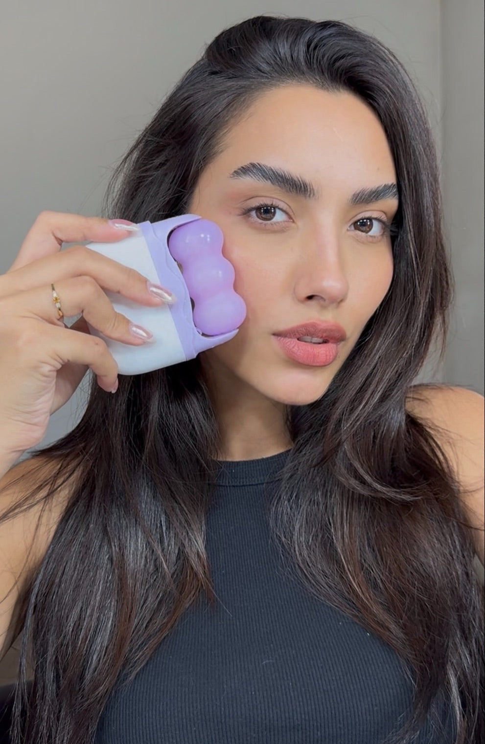 Ice Roll 2 em 1 – Massageador Facial e Corporal